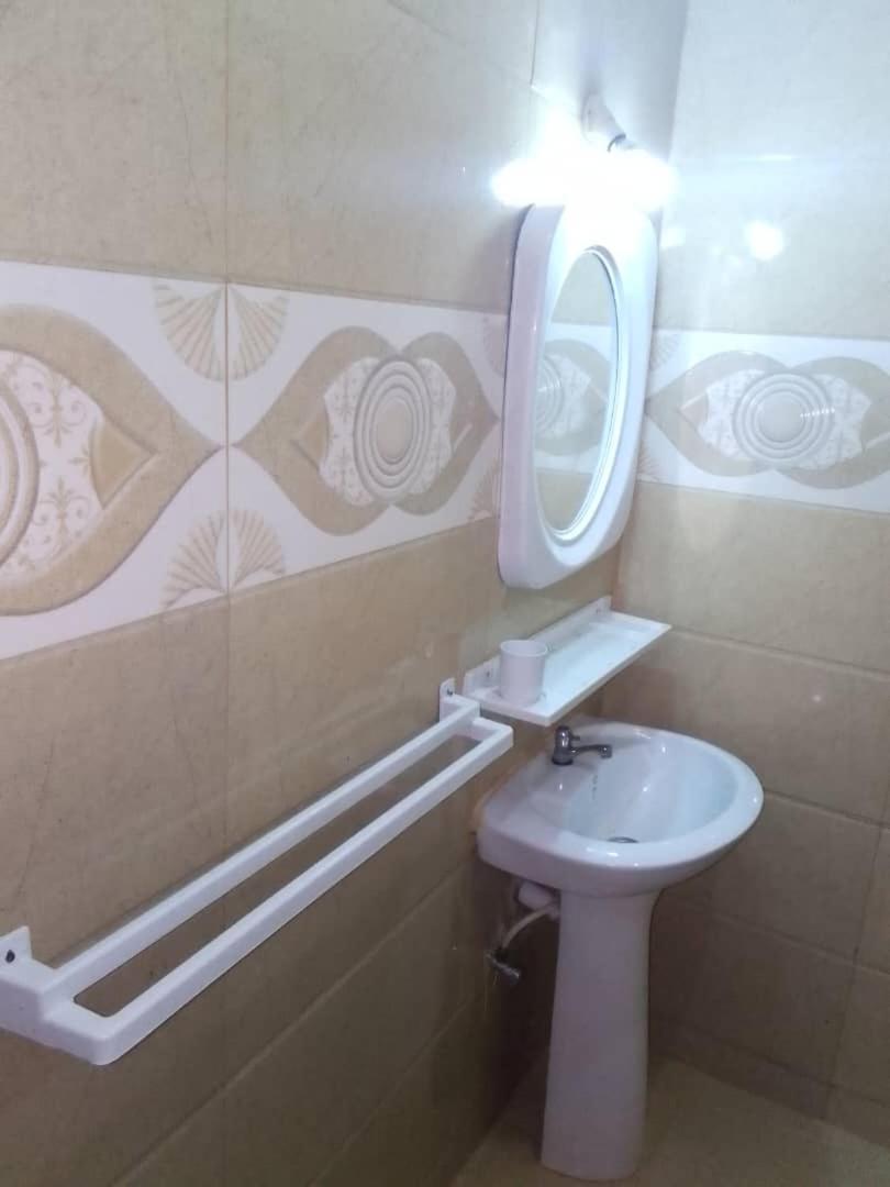 Zunox Guest House Фритаун Экстерьер фото