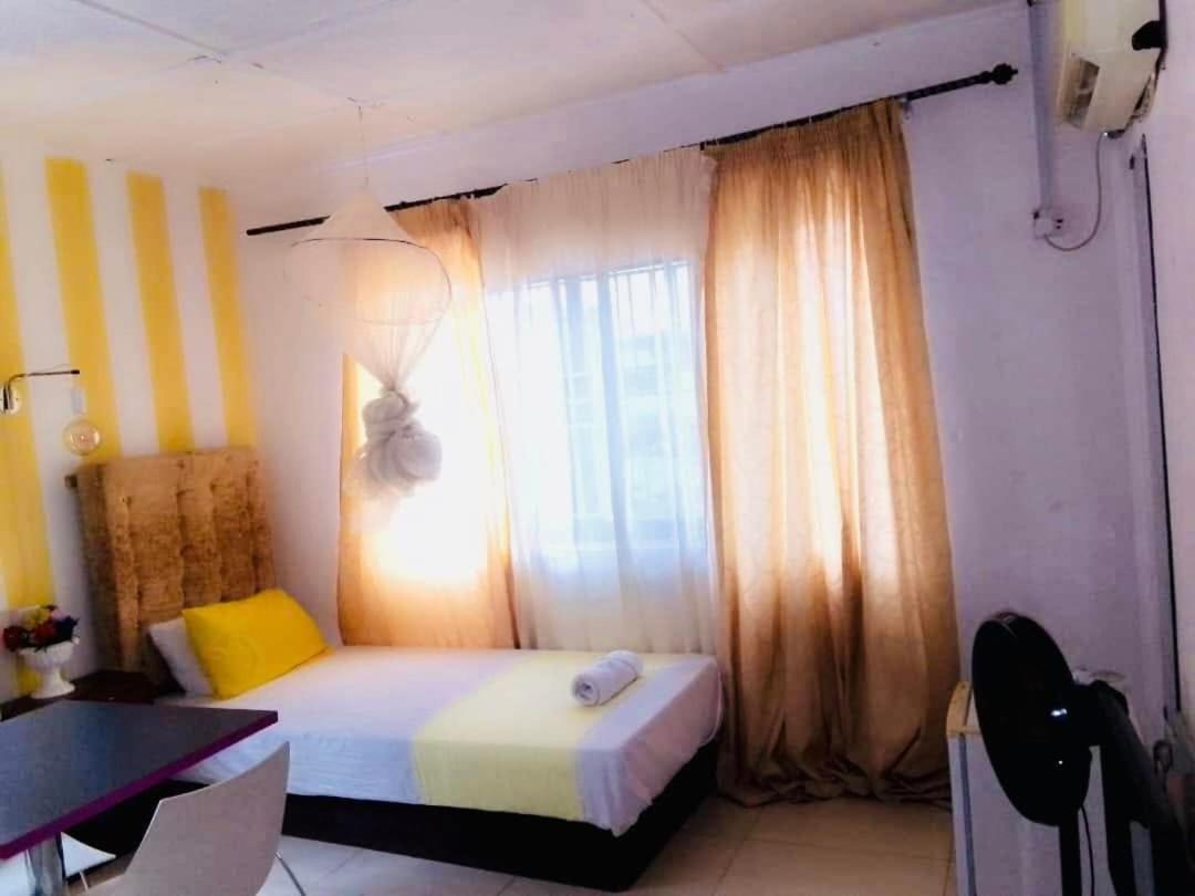 Zunox Guest House Фритаун Экстерьер фото