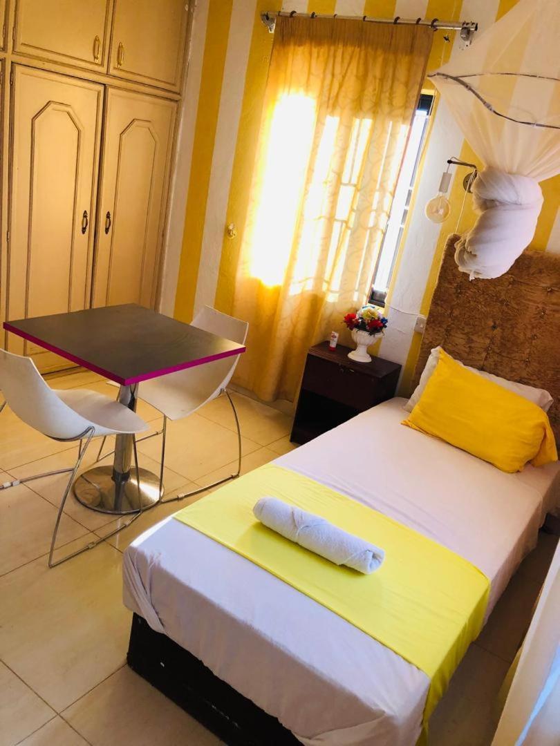 Zunox Guest House Фритаун Экстерьер фото