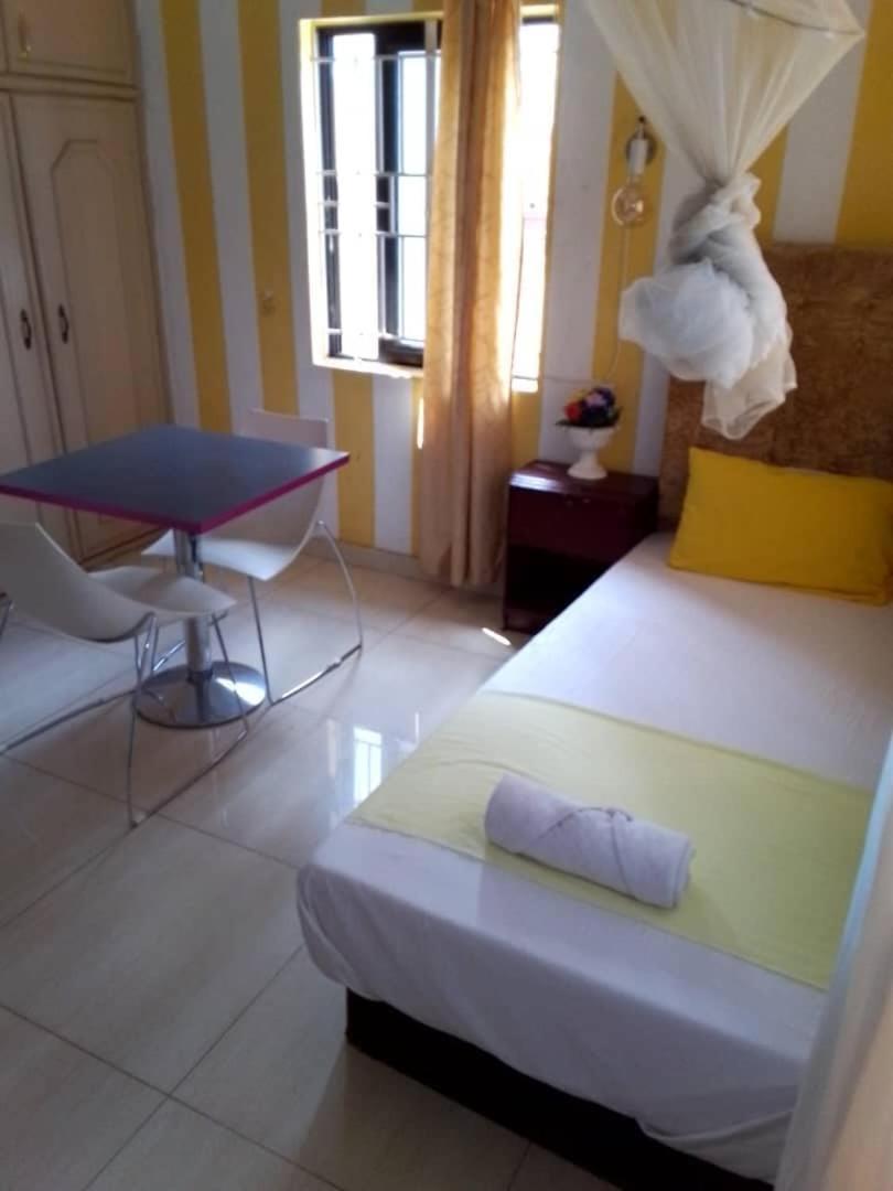 Zunox Guest House Фритаун Экстерьер фото