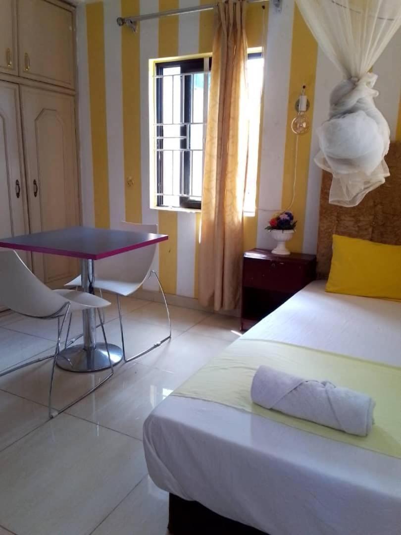 Zunox Guest House Фритаун Экстерьер фото