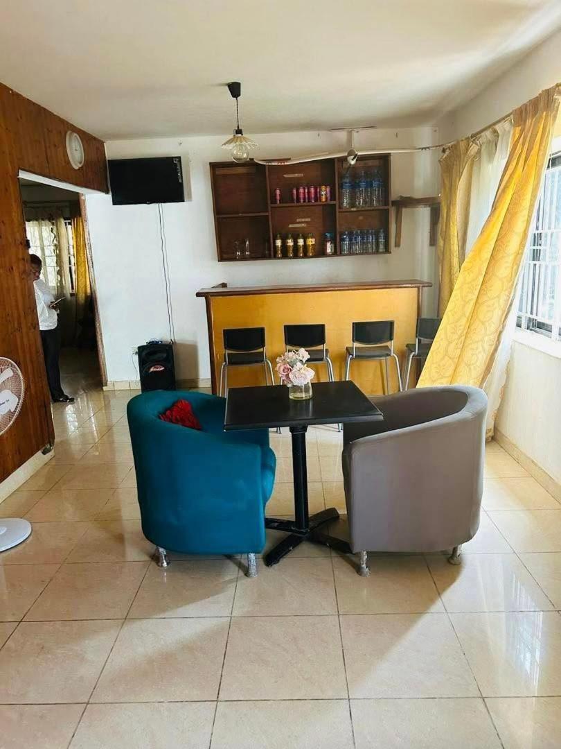 Zunox Guest House Фритаун Экстерьер фото
