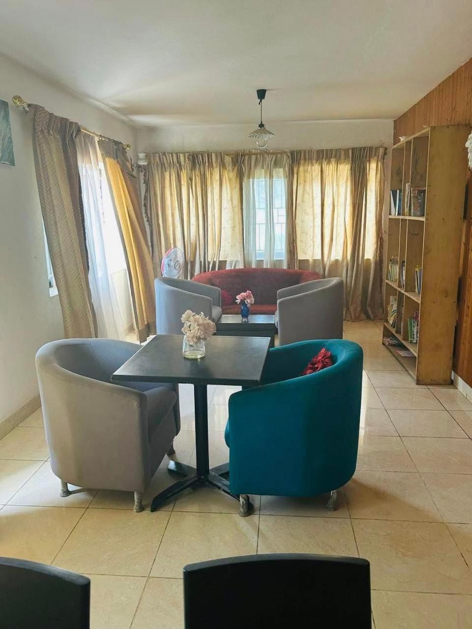 Zunox Guest House Фритаун Экстерьер фото