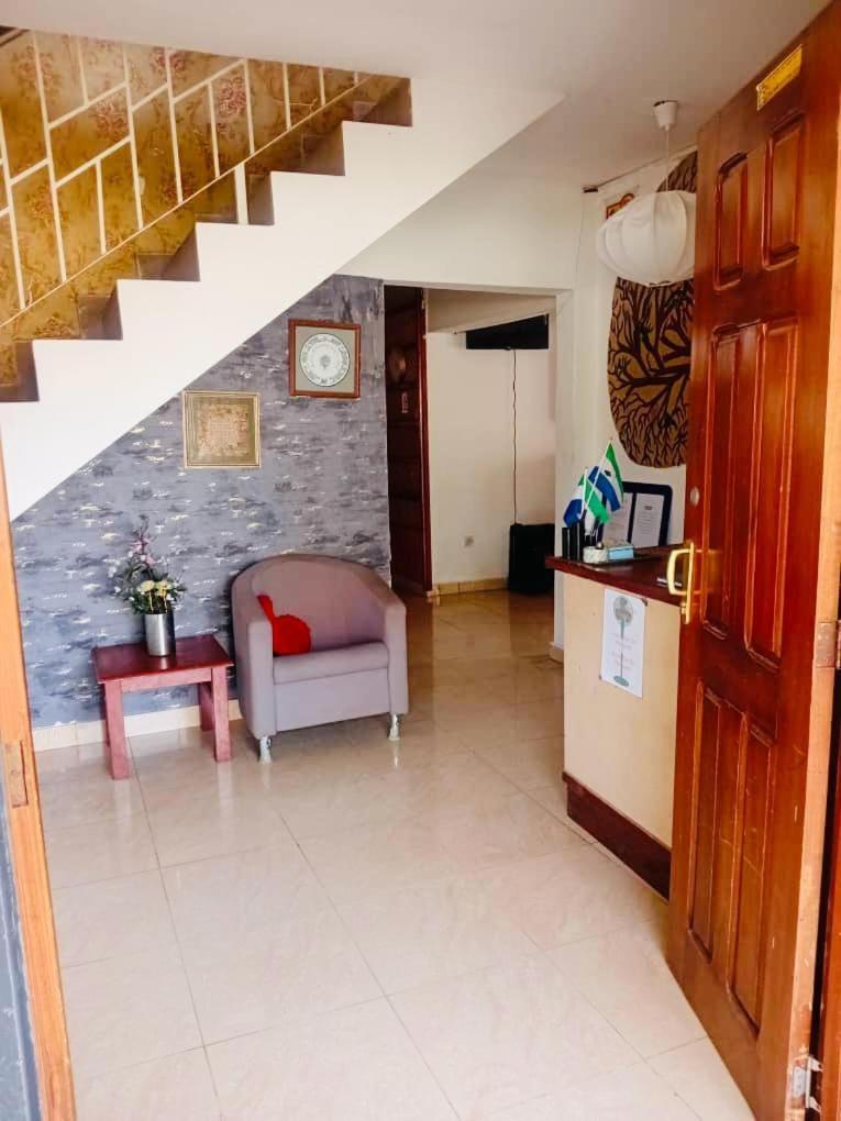 Zunox Guest House Фритаун Экстерьер фото